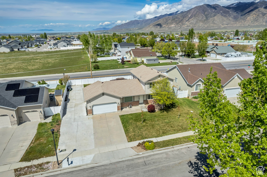 Bird's eye view featuring a residential view and a mountain view
