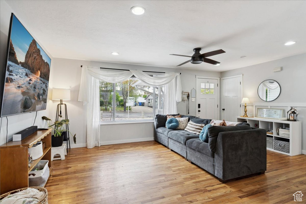 Living room with baseboards, a ceiling fan, recessed lighting, and wood finished floors