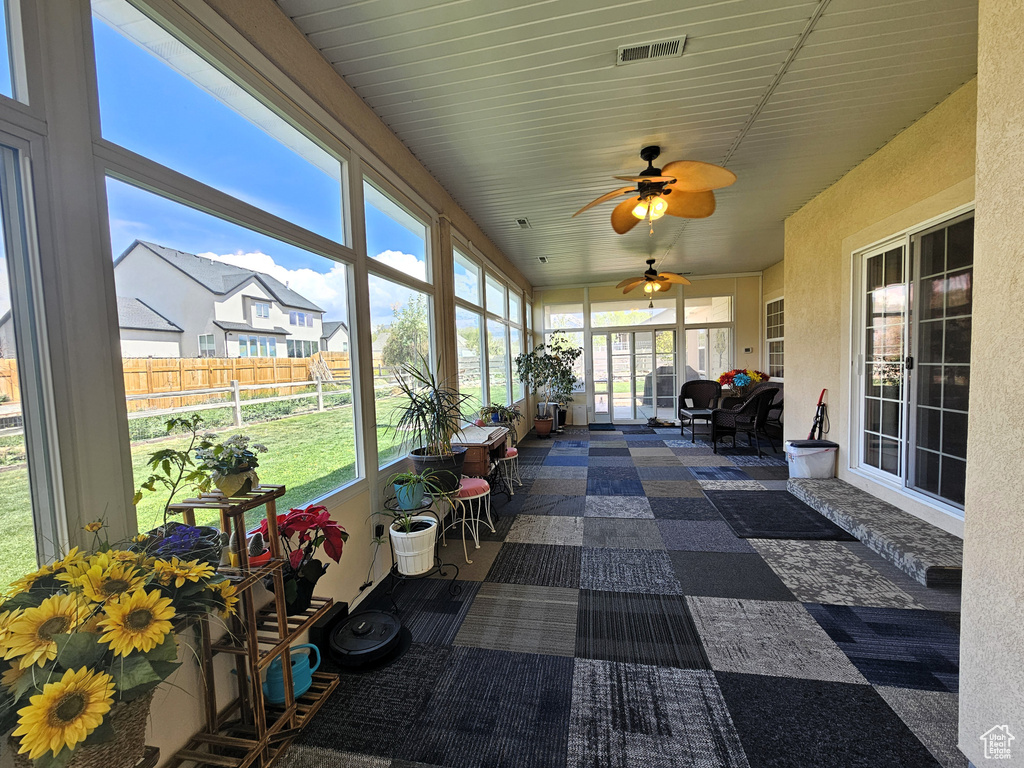 Sunroom with visible vents and a ceiling fan