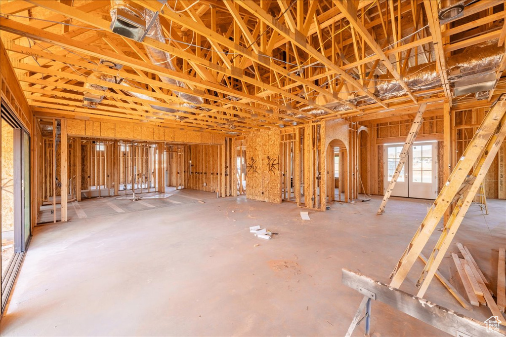 Misc room featuring arched walkways