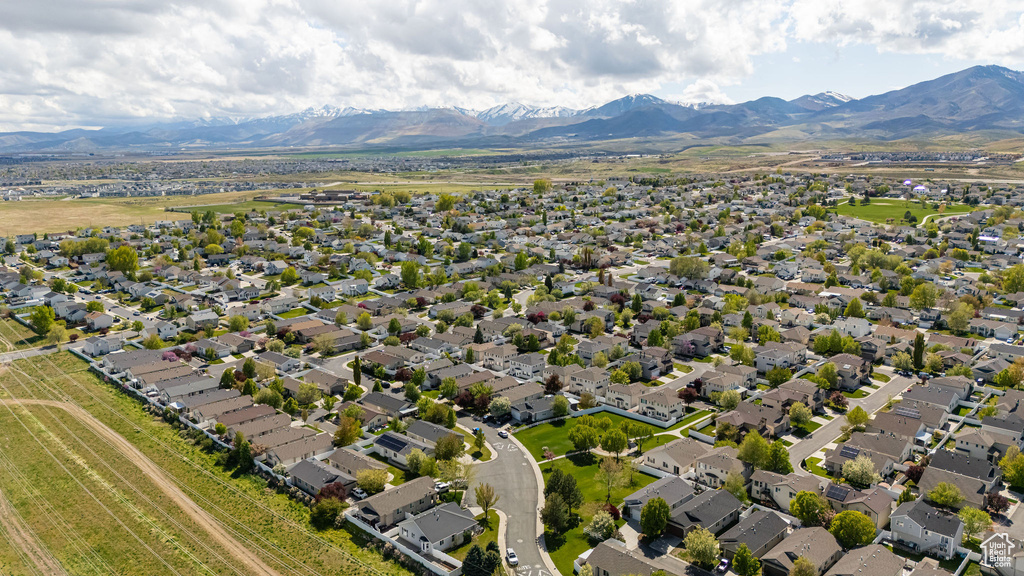 Aerial view with a mountain view