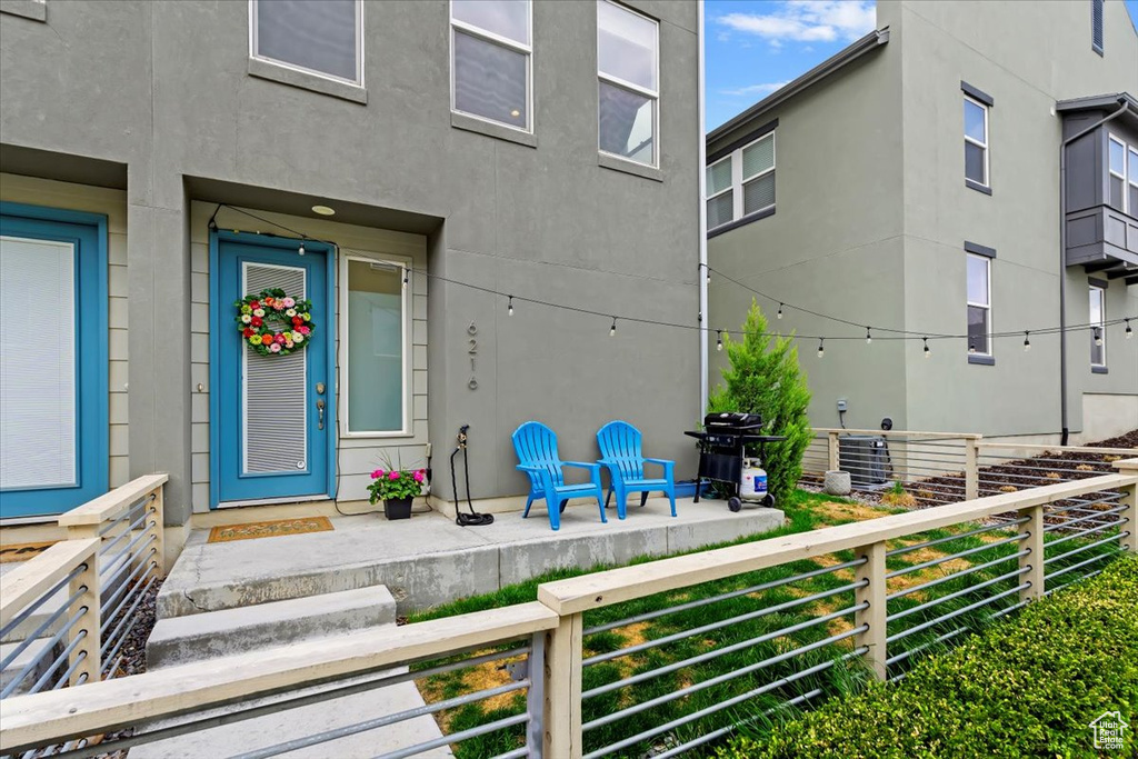 Entrance to property with a porch and stucco siding