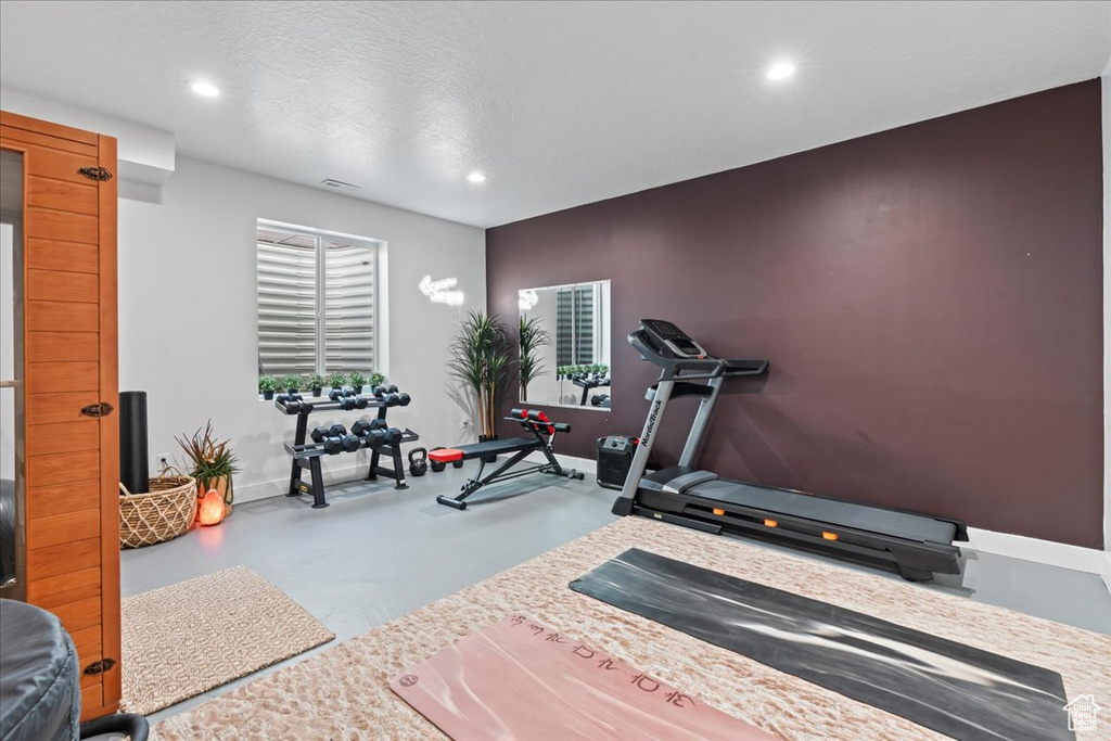 Workout room featuring baseboards, recessed lighting, and visible vents
