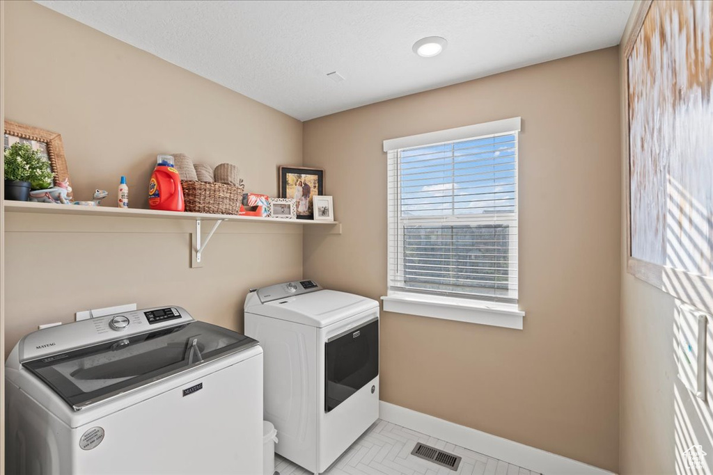 Laundry room featuring laundry area, baseboards, independent washer and dryer, and visible vents