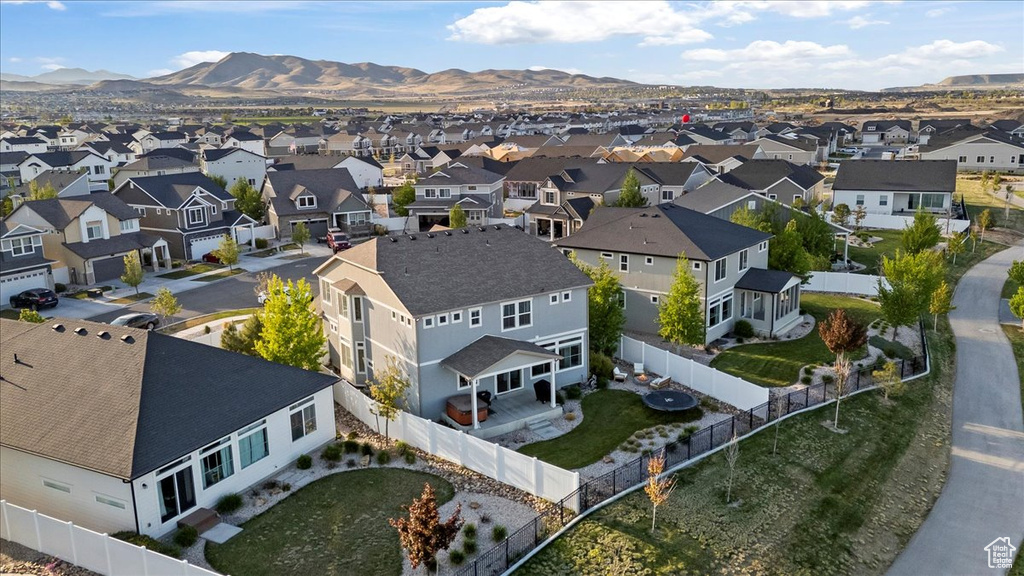 Bird\\\\\\\\\\\\\\\'s eye view with a residential view and a mountain view