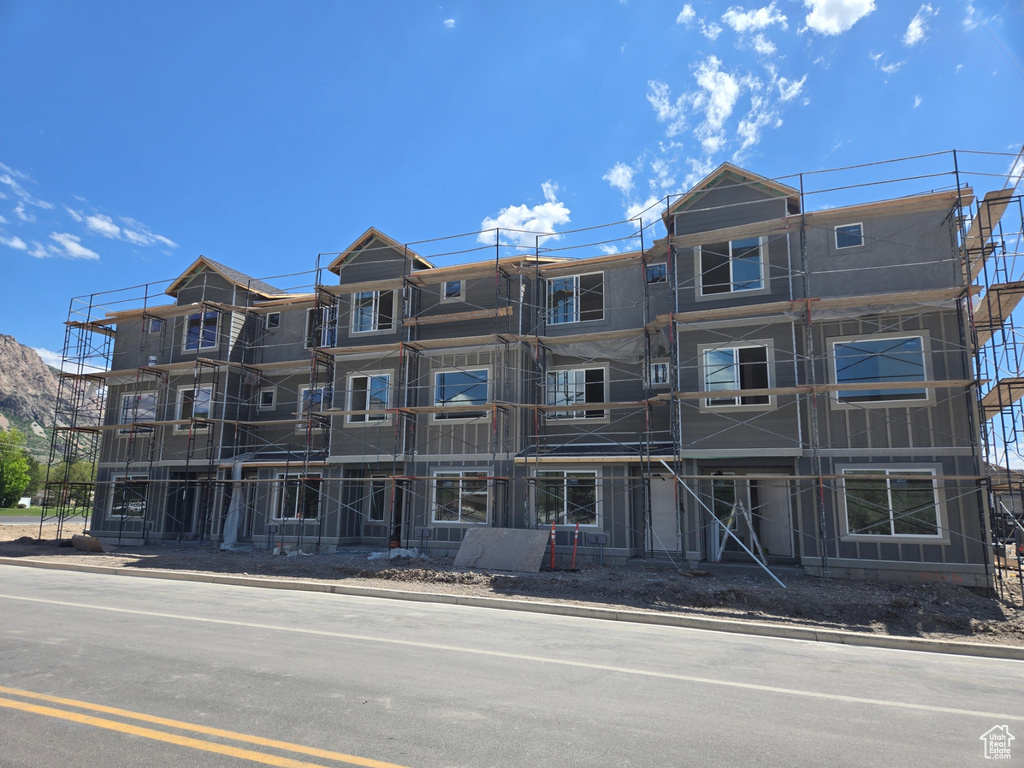 View of apartment building / complex