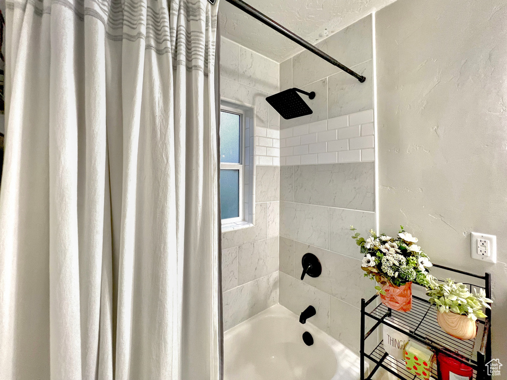 Bathroom with shower / tub combo