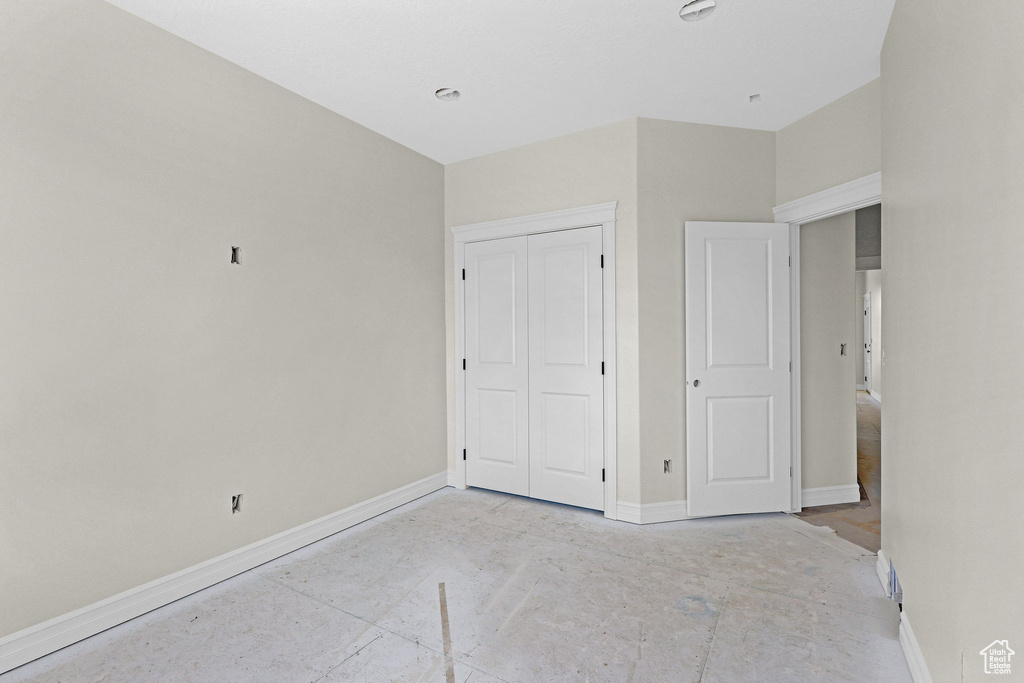 Unfurnished bedroom with baseboards and a closet