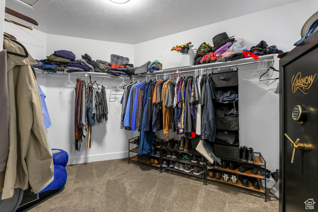 Walk in closet featuring carpet floors