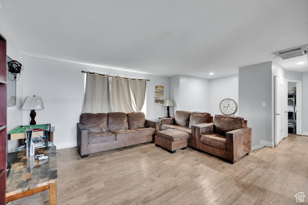 Living room featuring visible vents, recessed lighting, light wood finished floors, and baseboards