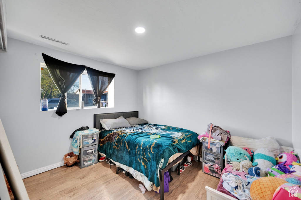 Bedroom featuring recessed lighting, baseboards, visible vents, and wood finished floors