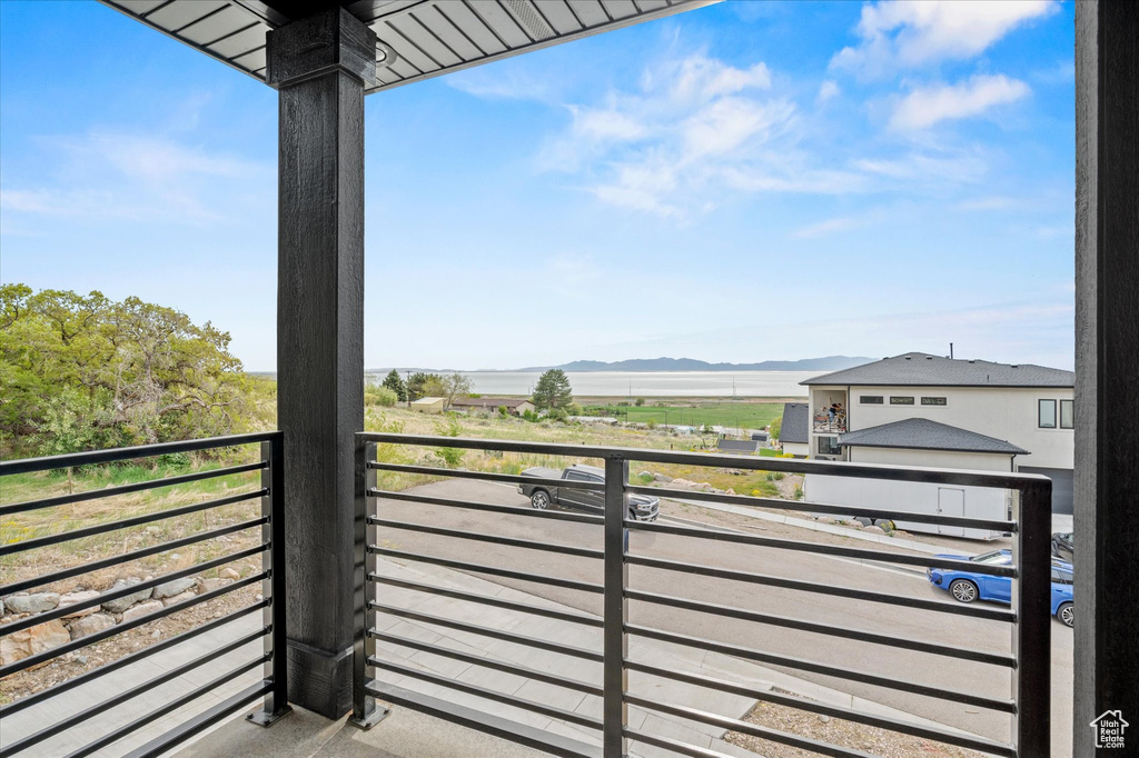 Balcony featuring a mountain view