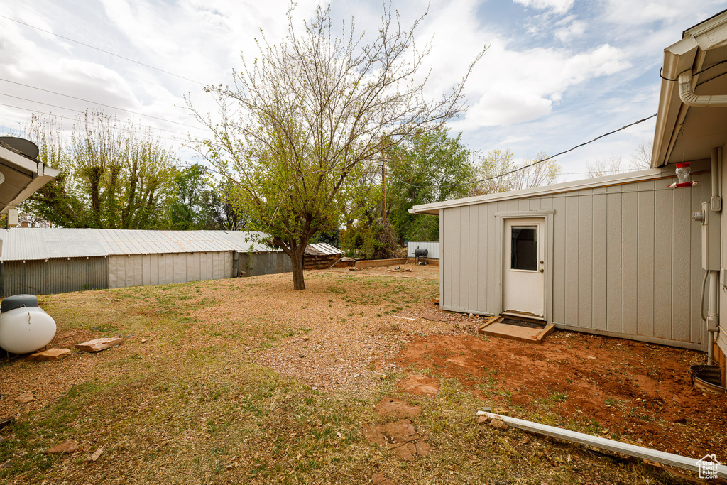 View of yard with an outdoor structure