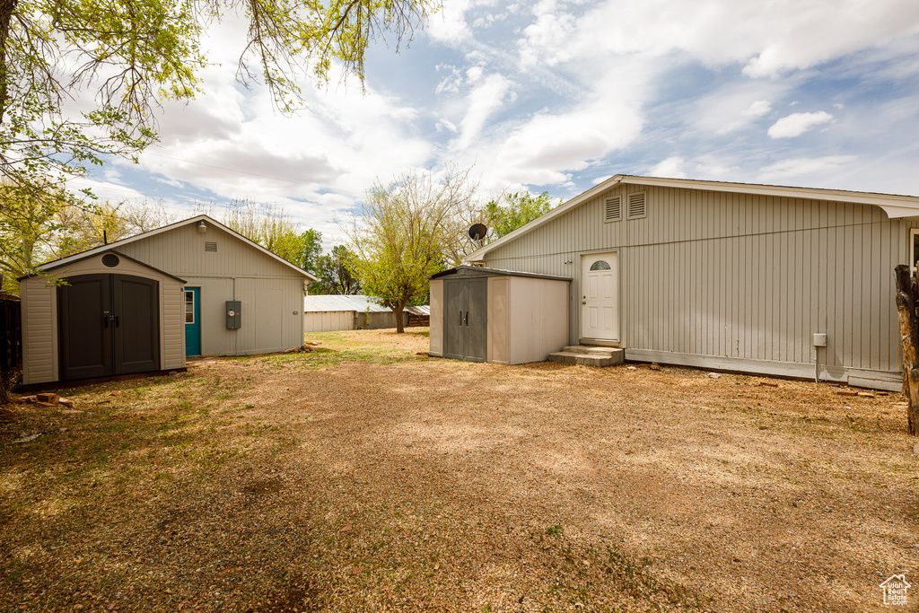 View of yard featuring an outdoor structure and a shed