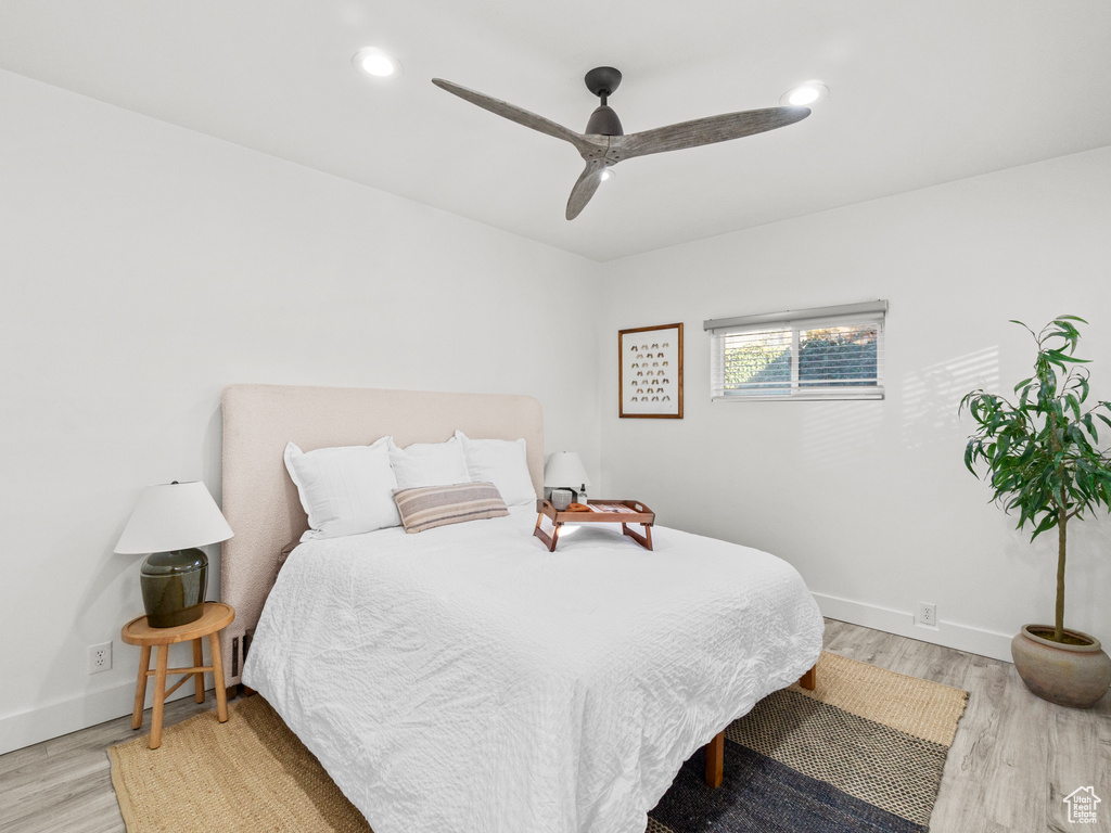 Bedroom featuring light wood-style floors, baseboards, ceiling fan, and recessed lighting