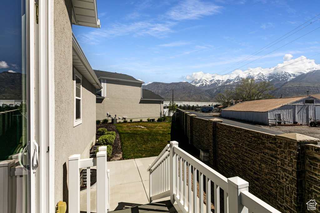 Balcony featuring a mountain view