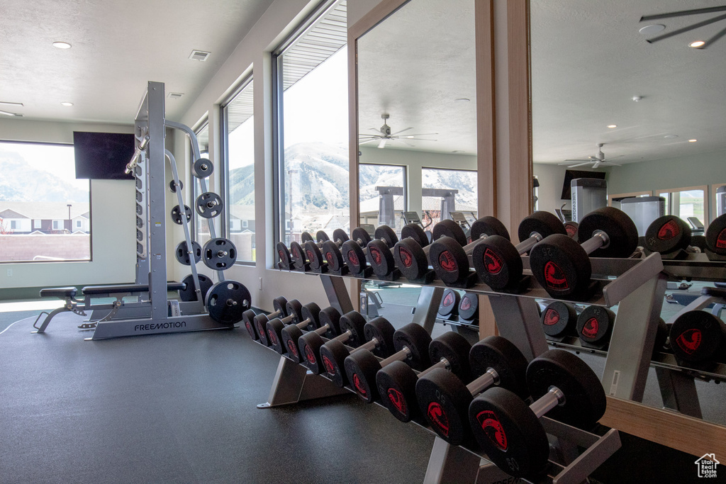 Exercise room with a ceiling fan, visible vents, and recessed lighting