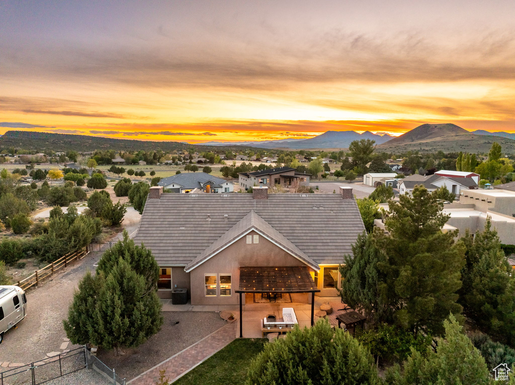 Bird\\\'s eye view with a mountain view