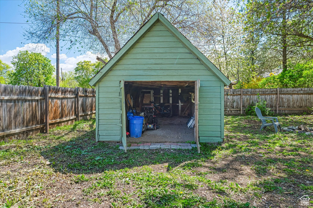 View of outdoor structure featuring an outdoor structure and a fenced backyard