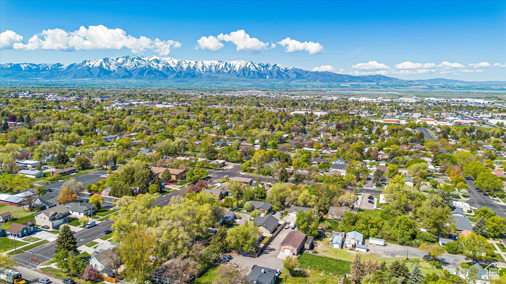 Birds eye view of property featuring a mountain view