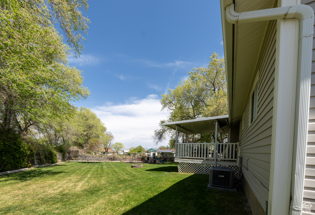 View of yard featuring cooling unit
