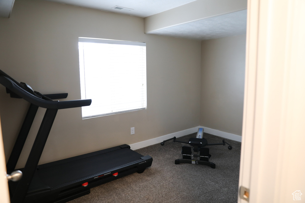 Workout room featuring carpet floors, baseboards, and visible vents