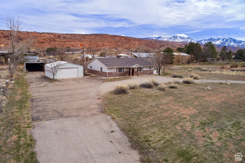 Bird\'s eye view with a mountain view