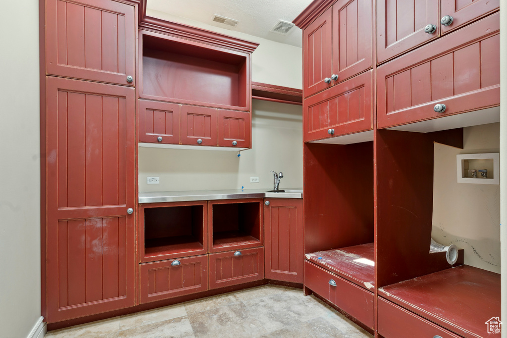 Mudroom featuring visible vents and a sink