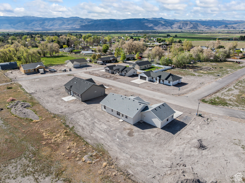 Aerial view with a mountain view