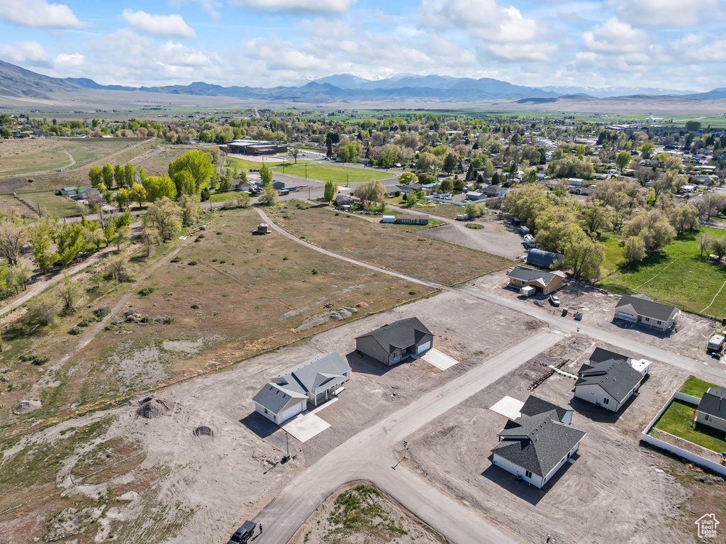 Aerial view with a mountain view