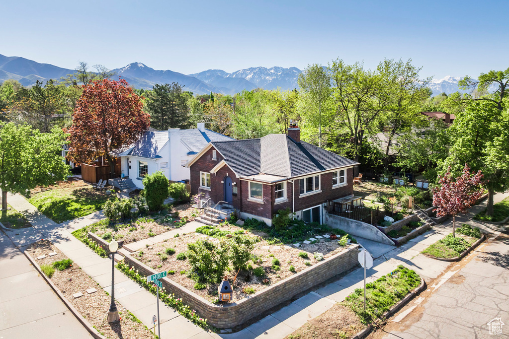 Birds eye view of property featuring a mountain view