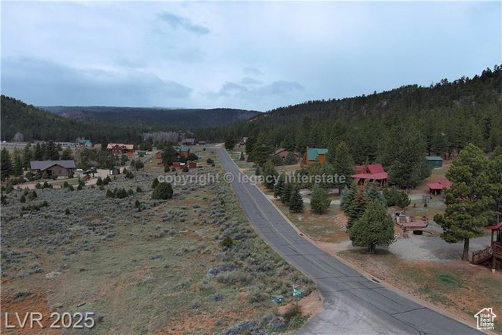 Birds eye view of property featuring a forest view