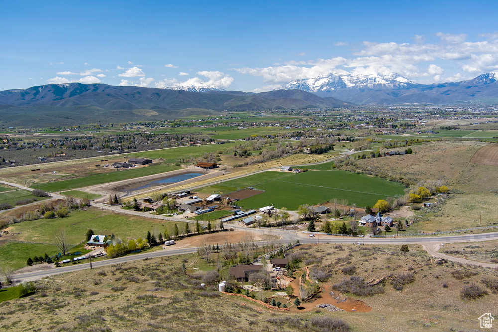 Bird\\\'s eye view featuring a mountain view