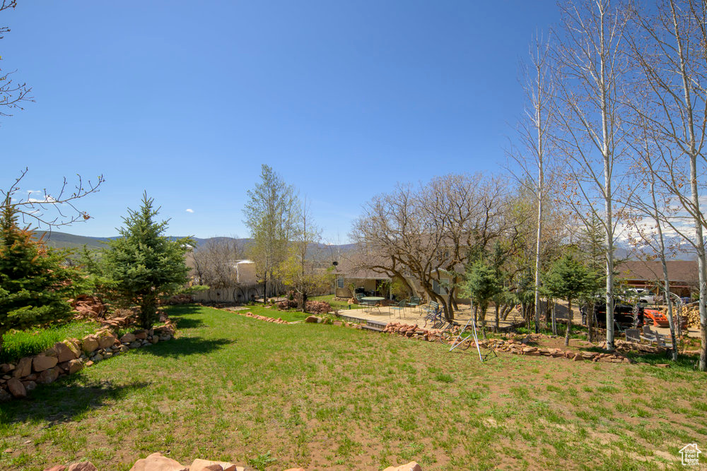 View of yard featuring a mountain view