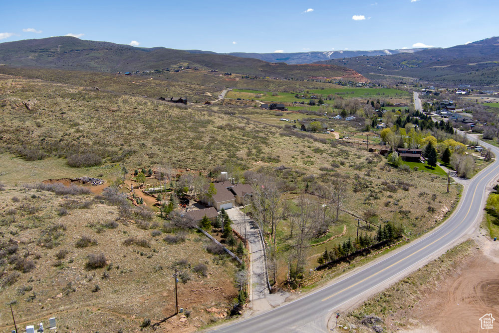 Bird\\\'s eye view with a mountain view