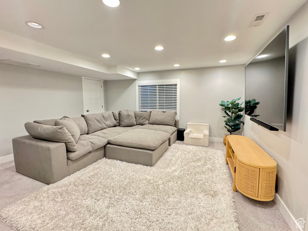 Living room with carpet flooring, recessed lighting, and baseboards