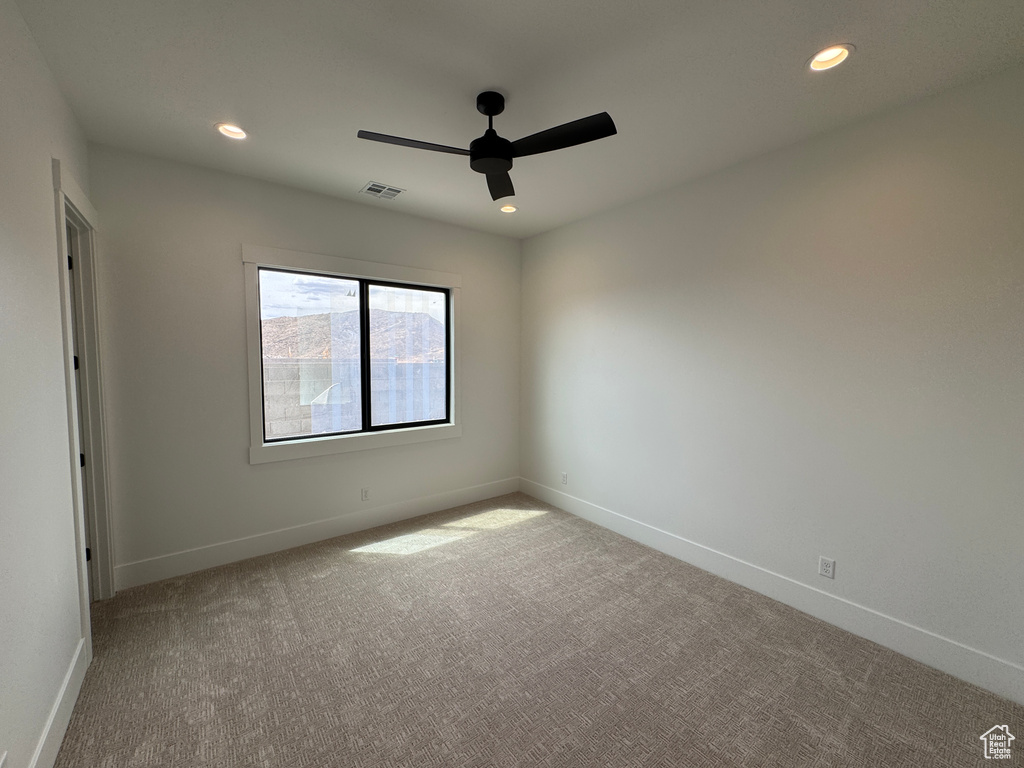 Unfurnished room featuring ceiling fan, visible vents, baseboards, carpet flooring, and recessed lighting