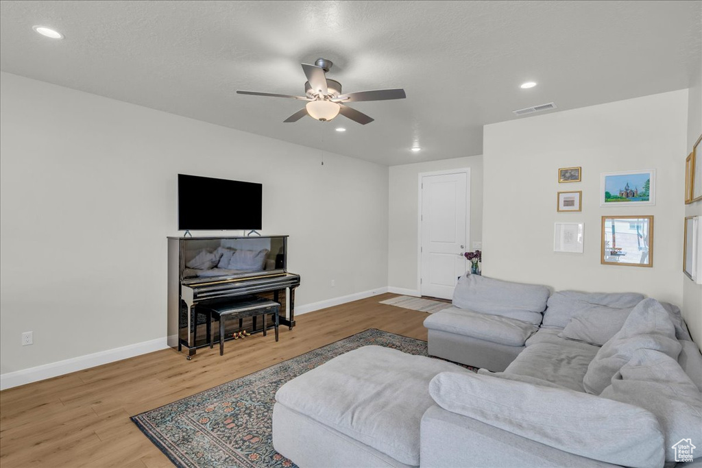 Living area with ceiling fan, recessed lighting, baseboards, wood finished floors, and visible vents