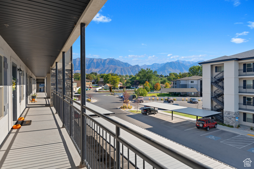 Balcony featuring a mountain view