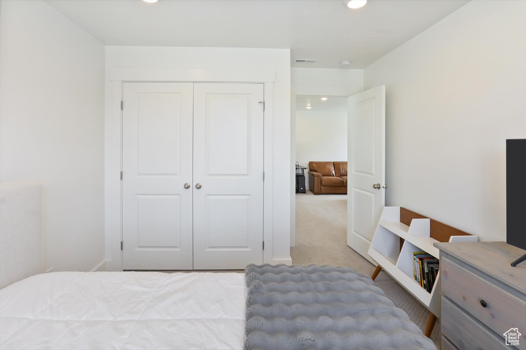 Bedroom featuring carpet floors, a closet, recessed lighting, and visible vents