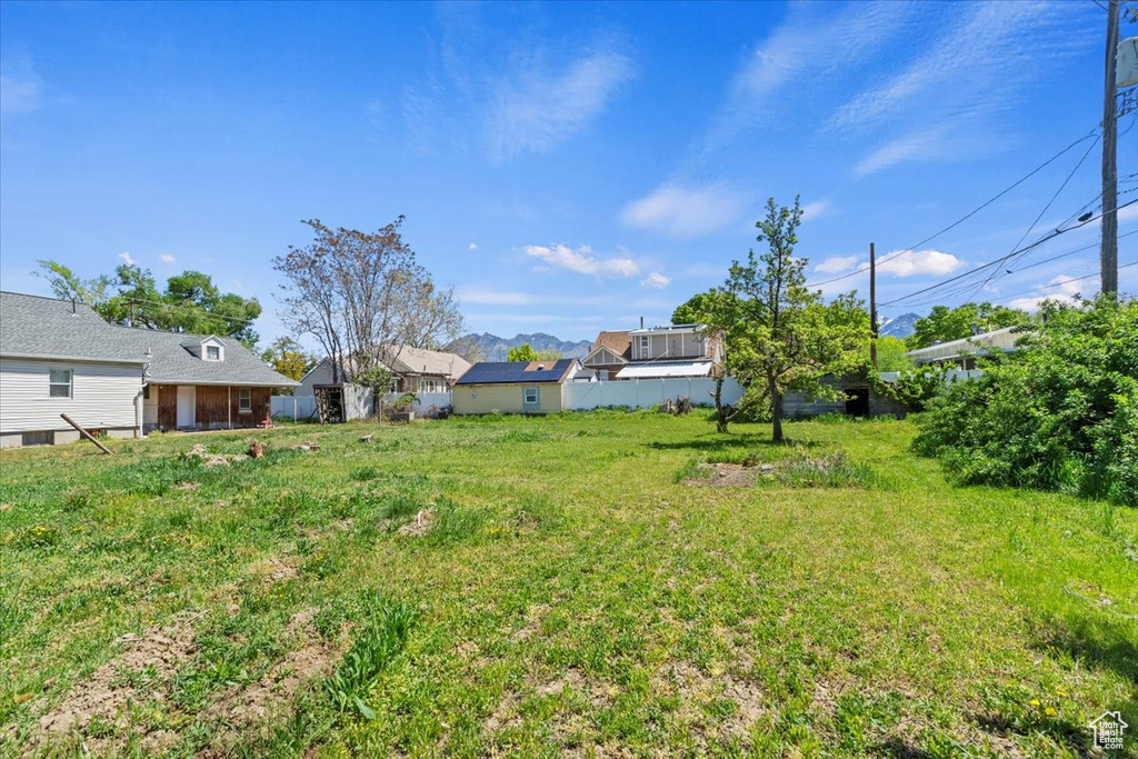 View of yard with a residential view