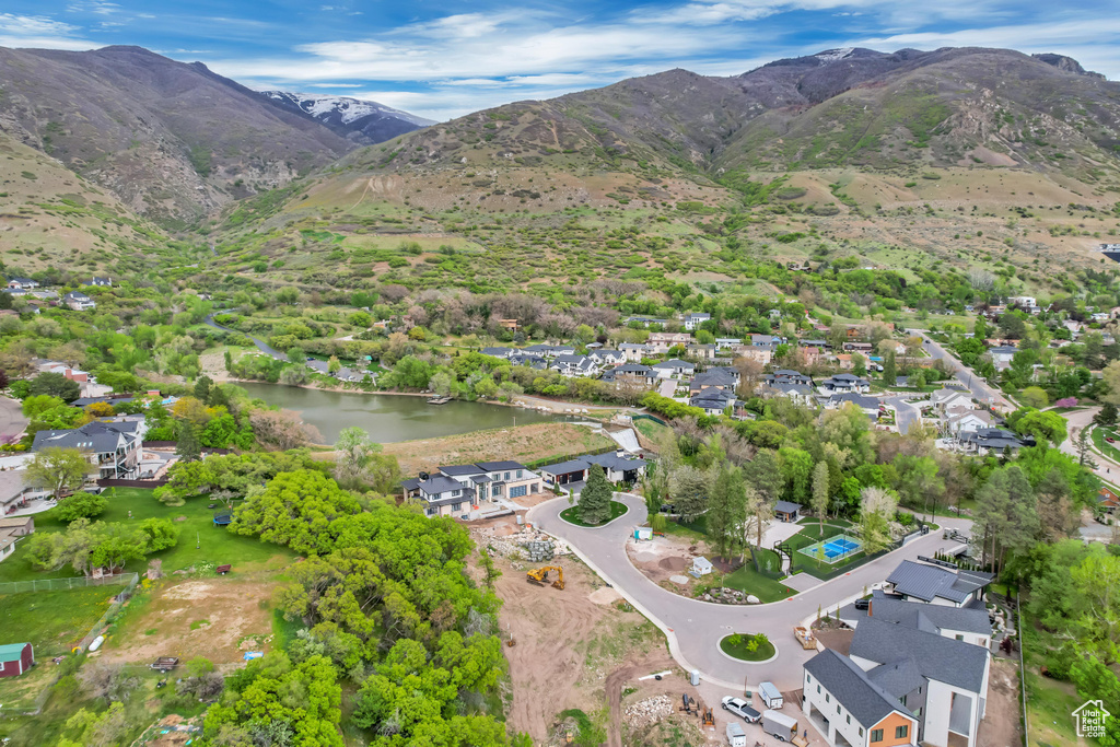 Birds eye view of property featuring a mountain view