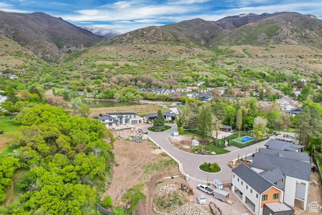 Bird\'s eye view with a mountain view