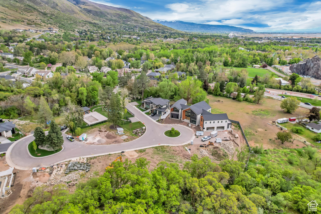 Bird\'s eye view with a mountain view