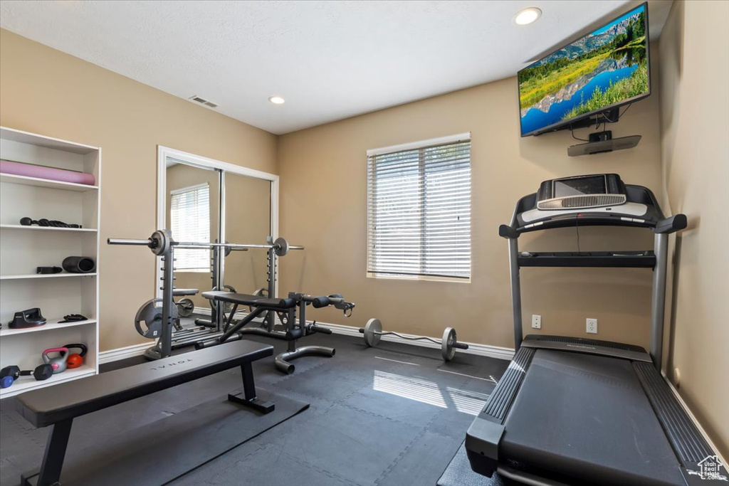 Exercise room featuring visible vents, recessed lighting, and baseboards