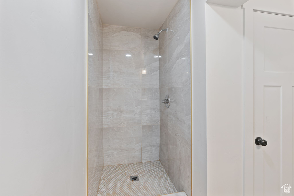 Full bath with tiled shower