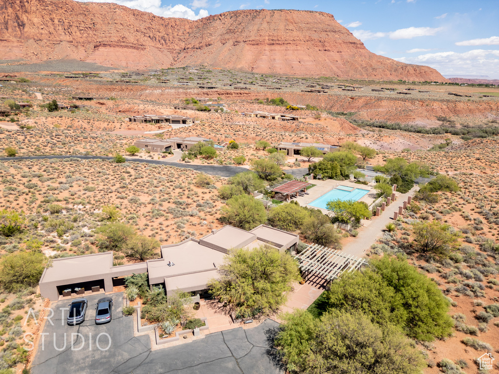 Aerial view with a mountain view