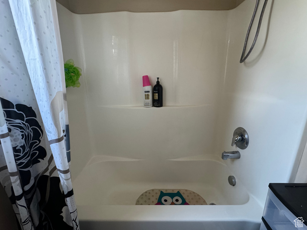Bathroom with shower / bathtub combination with curtain
