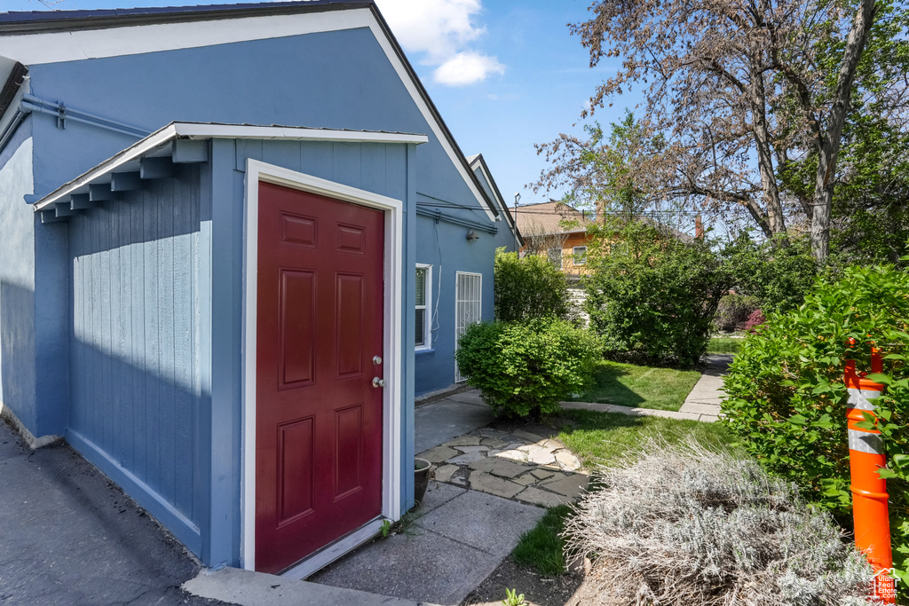 View of outdoor structure featuring an outbuilding