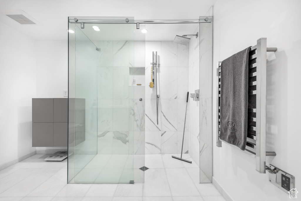 Bathroom with visible vents, a marble finish shower, and radiator